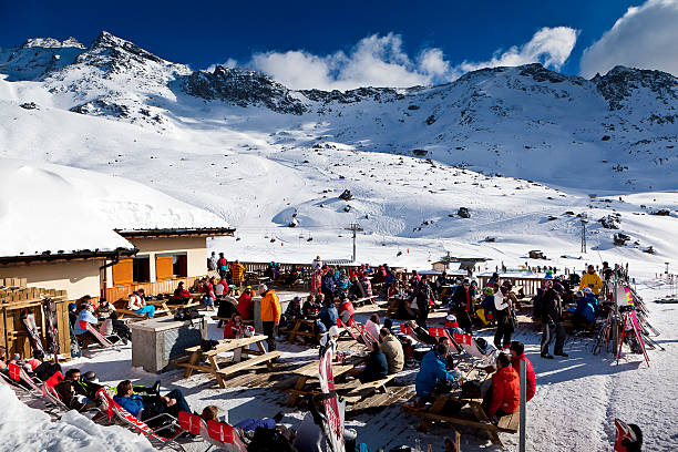 equipos de esquí de fuera del restaurante - apres ski ski restaurant mountain fotografías e imágenes de stock