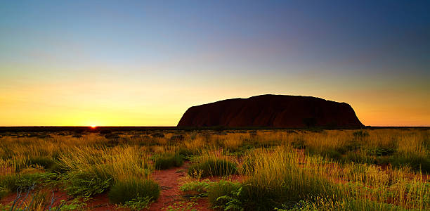 aube au uluru - northern territory flash photos et images de collection