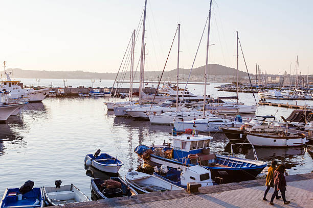 люди ходить на гавань на закате - ischia island campania nautical vessel harbor стоковые фото и изображения