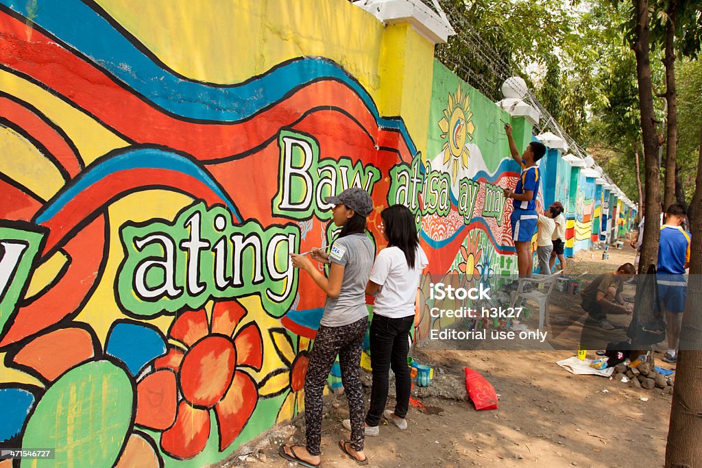 Voluntários, Pintando a parede com paz mural - Royalty-free Mural Foto de stock