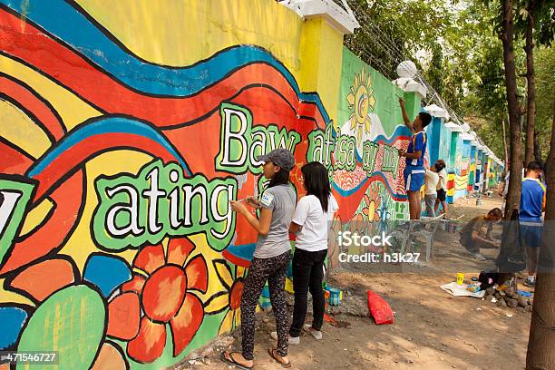 Voluntários Pintando A Parede Com Paz Mural - Fotografias de stock e mais imagens de Mural - Mural, Pintar, Pintura