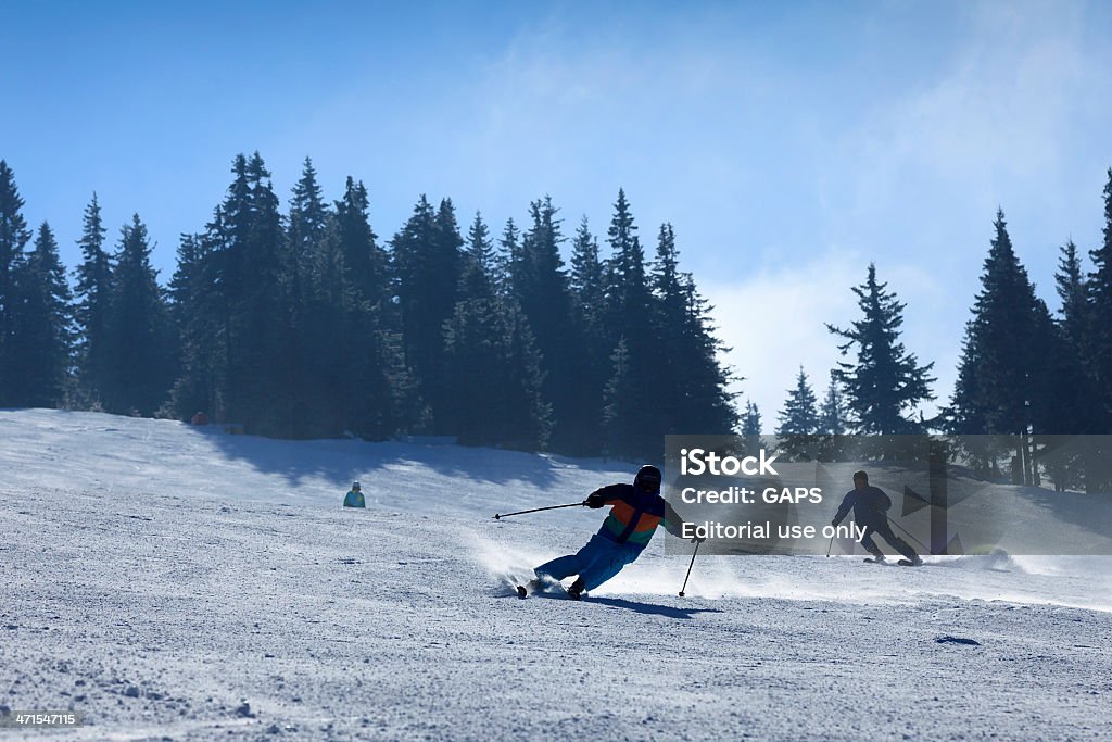 skiers en una pista de esquí en la República Checa - Foto de stock de Actividades recreativas libre de derechos