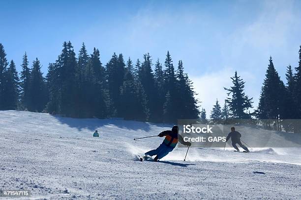 Skiers En Una Pista De Esquí En La República Checa Foto de stock y más banco de imágenes de Actividades recreativas - Actividades recreativas, Aire libre, Azul