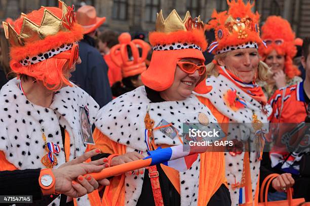 Foto de Público Celebrar A Inauguração Do Rei Willemalexander Em Amsterdã e mais fotos de stock de 2013