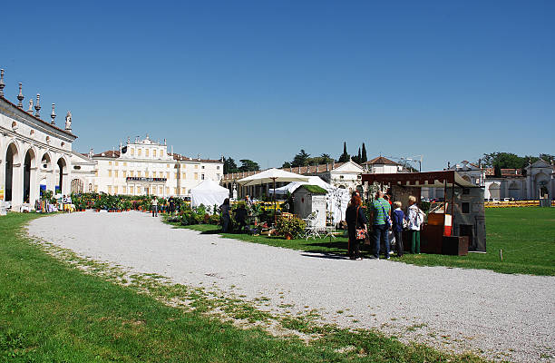 villa manin durante o festival floreal - villa manin imagens e fotografias de stock