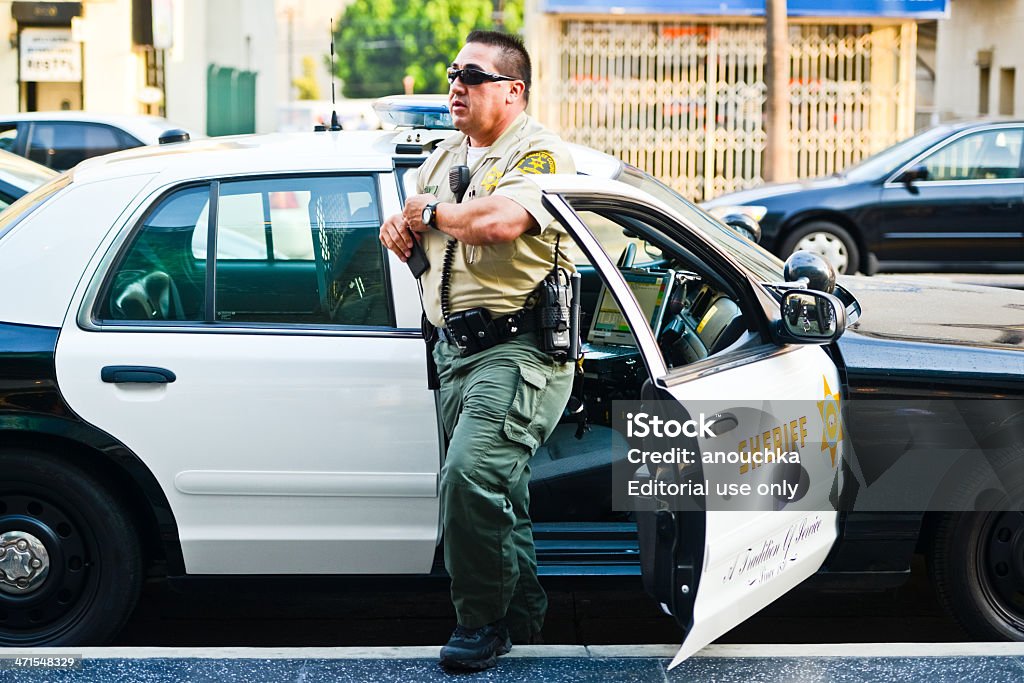 LA Sceriffo coming out dei auto su Hollywood Boulevard - Foto stock royalty-free di Sceriffo