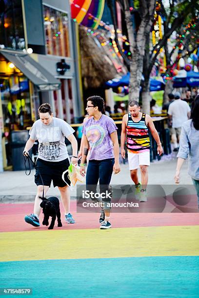 Gente Cruzando La Calle En West Hollywood Foto de stock y más banco de imágenes de Condado de Los Ángeles - Condado de Los Ángeles, Derechos LGBTQI, Adulto