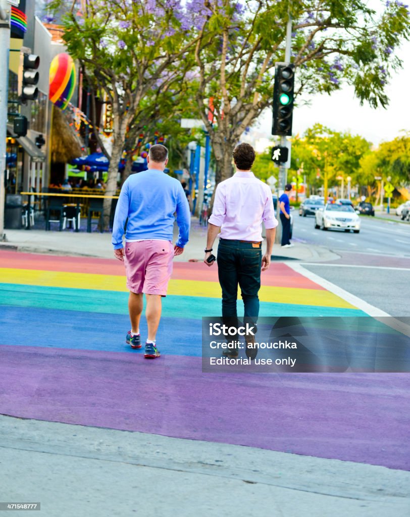 Dos hombres a en rainbow paso peatonal, de West Hollywood - Foto de stock de Condado de Los Ángeles libre de derechos