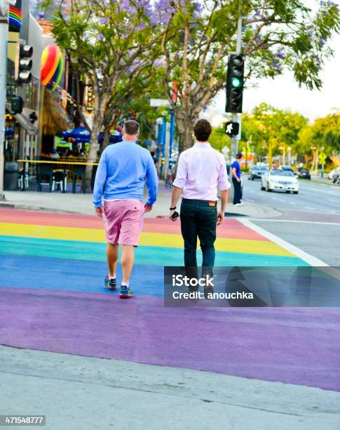 Dos Hombres A En Rainbow Paso Peatonal De West Hollywood Foto de stock y más banco de imágenes de Condado de Los Ángeles