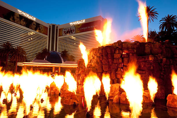 ミラージュホテルの火山 - mirage hotel ストックフォトと画像