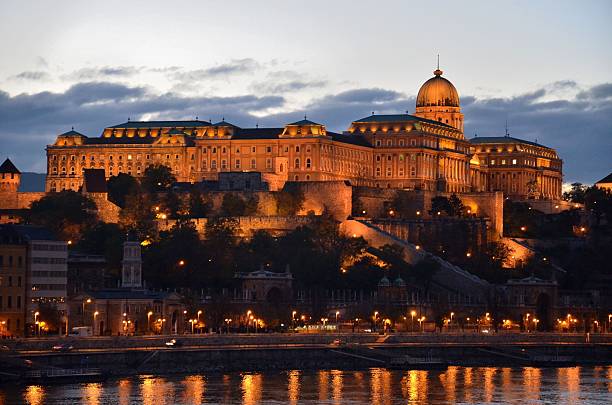 de budapest, hongrie palace de nuit - nobility royal palace of buda budapest palace photos et images de collection