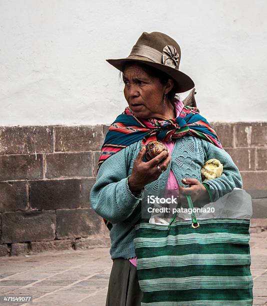 Proveedor Indio Peruano Foto de stock y más banco de imágenes de Andar en bicicleta - Andar en bicicleta, Mujeres, Mujeres mayores