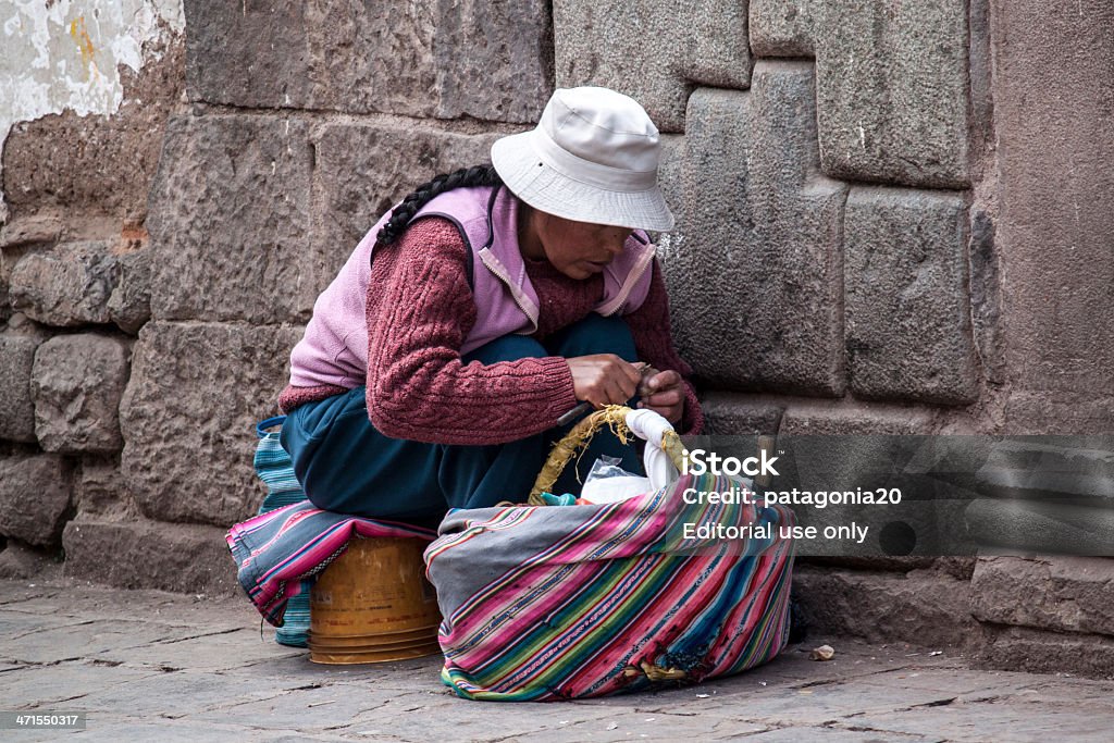 Peruanische Frau Schälen Kartoffeln und Vorbereitung street food - Lizenzfrei Frauen Stock-Foto
