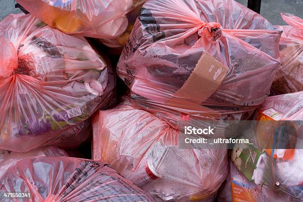 Foto de Lixeira De Reciclagem Malas e mais fotos de stock de Reino Unido - Reino Unido, Aterro de lixo, Laranja - Descrição de Cor