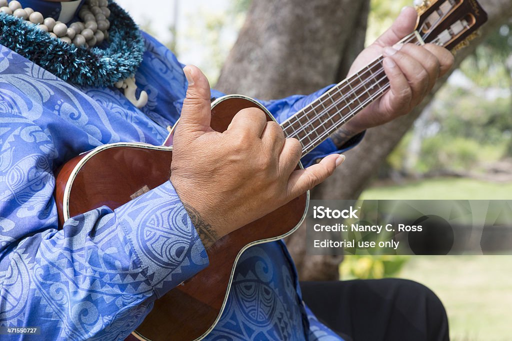 Hawaiian Mann gibt Hang Loose-Schild, wie Man Ukulele spielt, Musik - Lizenzfrei Ukulele Stock-Foto