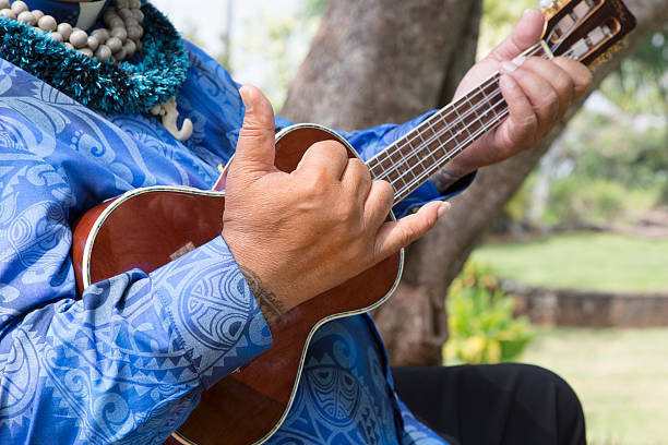 hawaiian mann gibt hang loose-schild, wie man ukulele spielt, musik - ukulele stock-fotos und bilder