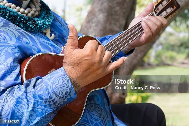 Hawaiian Człowiek Daje Powiesić Luźne Znak Ukulele Muzyka - zdjęcia stockowe i więcej obrazów Hawaje