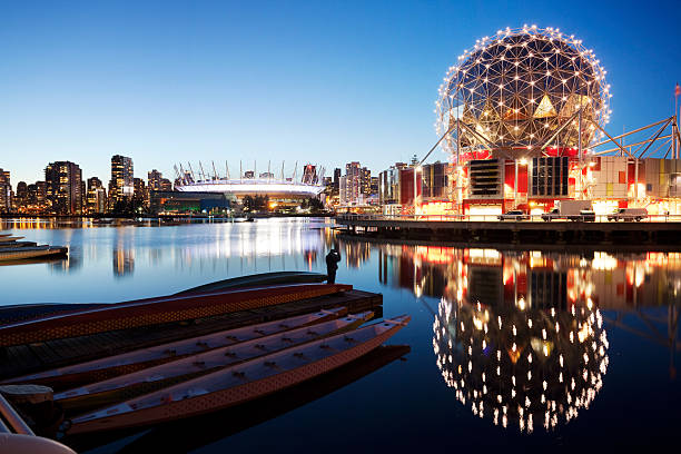 le centre-ville de vancouver - science world photos et images de collection