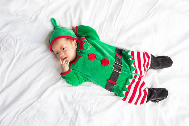 Baby in elf Kostüm zu Weihnachten Urlaub auf weißem Hintergrund – Foto