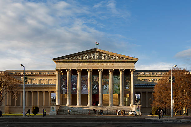 museo de bellas artes de budapest - colonnade column architecture austria fotografías e imágenes de stock