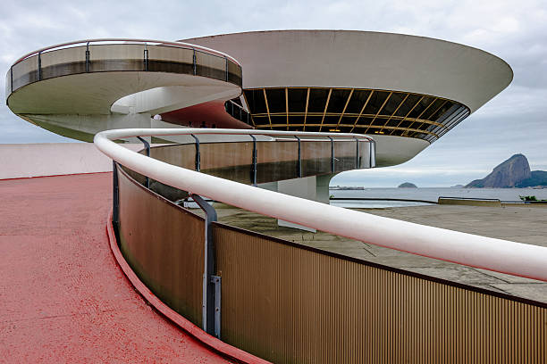 美術館でニテロイ、ブラジル - niemeyer museum of contemporary arts ストックフォトと画像
