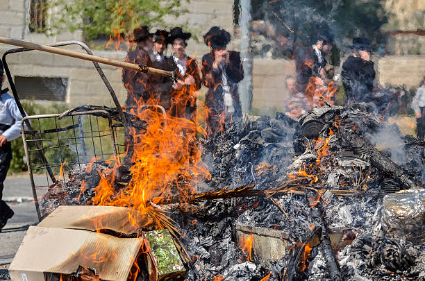 евреи, сжигая все ли продукты в иерусалиме leavened - religon стоковые фото и изображения