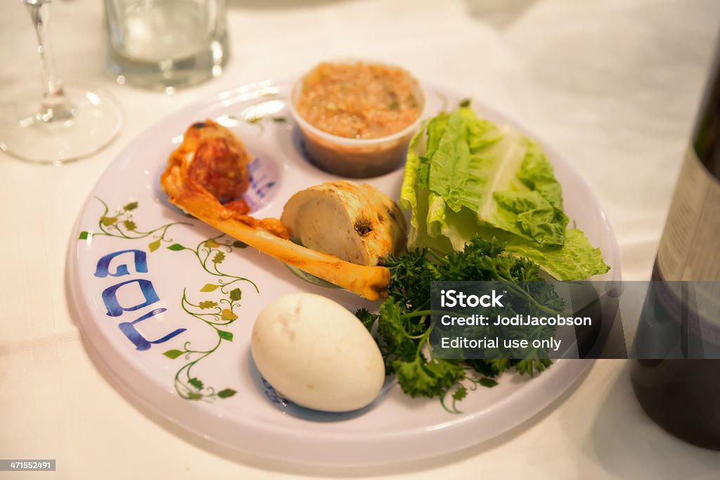 Traditionelle Pessach Seder Tisch mit Haggadah - Lizenzfrei Judentum Stock-Foto