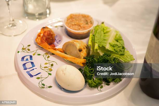 Traditionelle Pessach Seder Tisch Mit Haggadah Stockfoto und mehr Bilder von Judentum - Judentum, Pessach, Sederteller