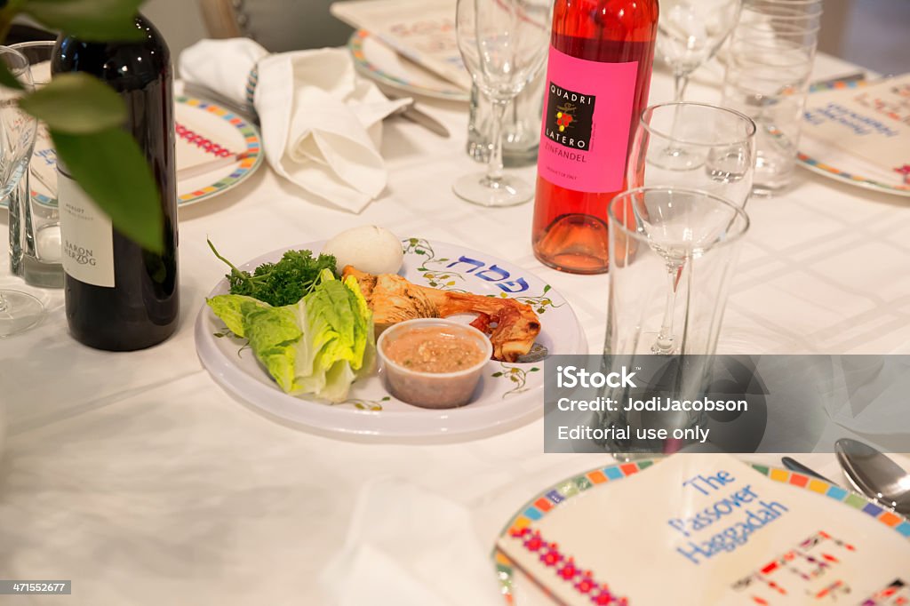Traditionelle Pessach Seder Tisch mit Haggadah - Lizenzfrei Seder Stock-Foto