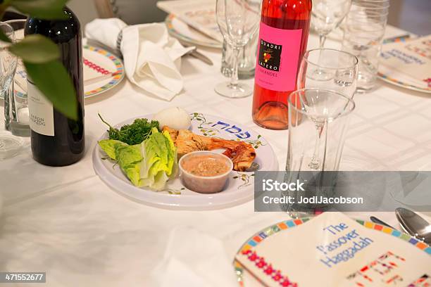 Traditionelle Pessach Seder Tisch Mit Haggadah Stockfoto und mehr Bilder von Seder - Seder, Beten, Blume