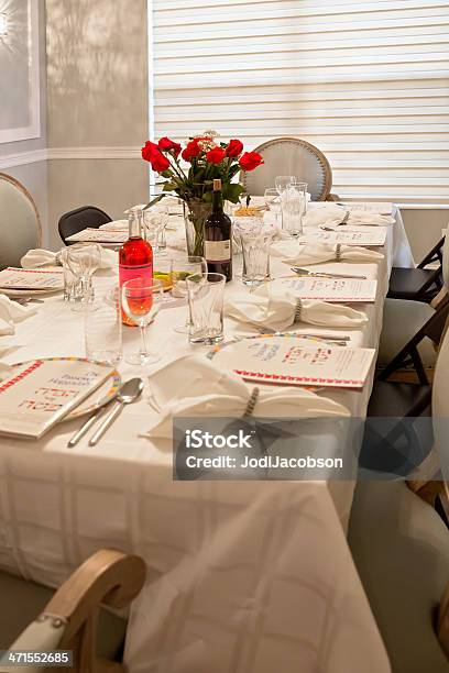 Traditionelle Pessach Seder Tisch Stockfoto und mehr Bilder von Beten - Beten, Blume, Buch