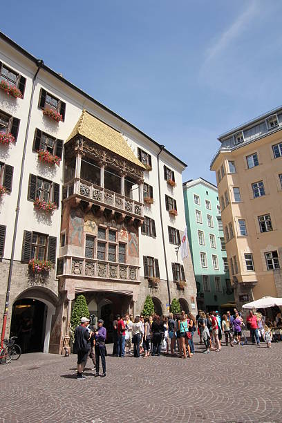 telhado de ouro no centro da cidade histórica, innsbruck, áustria - annsäule - fotografias e filmes do acervo