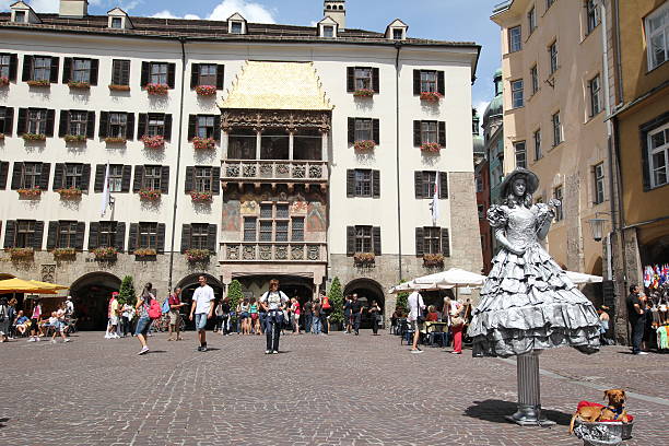 telhado de ouro no centro da cidade histórica, innsbruck, áustria - annsäule - fotografias e filmes do acervo