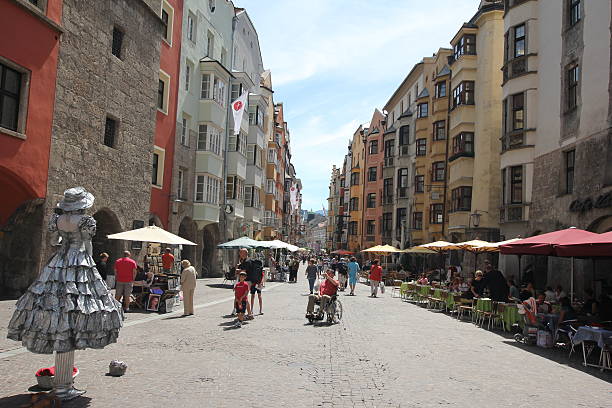 la vieille ville historique, innsbruck, tyrol, autriche - annsäule photos et images de collection