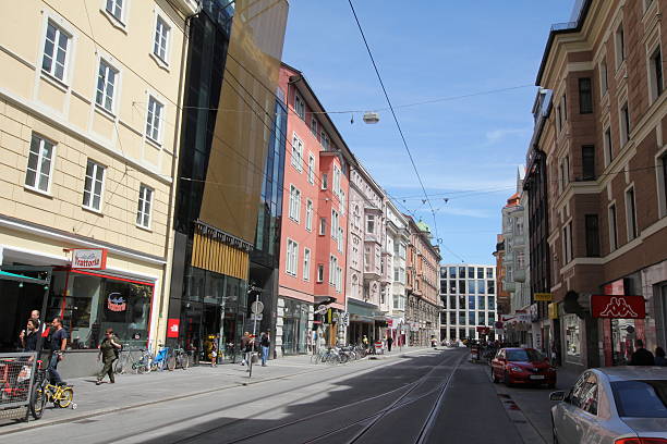 anichstraße, innsbruck, tirol, áustria - annsäule - fotografias e filmes do acervo