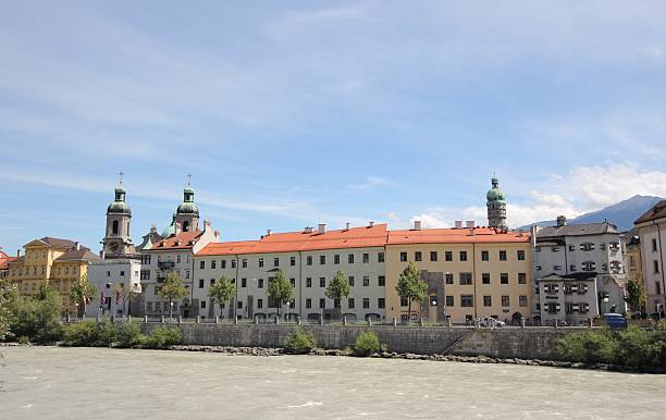 herzog-otto-ufer deptak i rzeka inn, innsbruck, tyrol, austria - annsäule zdjęcia i obrazy z banku zdjęć