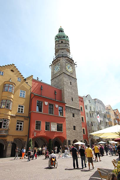 stadtturm, de la vieille ville historique, innsbruck, tyrol, autriche - annsäule photos et images de collection