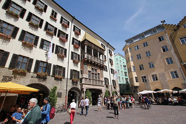 telhado de ouro no centro da cidade histórica, innsbruck, áustria - annsäule - fotografias e filmes do acervo