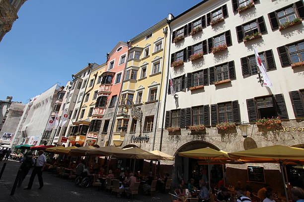 golden roof w centrum historyczne stare miasto, innsbruck, austria - annsäule zdjęcia i obrazy z banku zdjęć