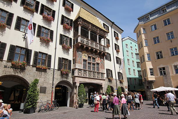 telhado de ouro no centro da cidade histórica, innsbruck, áustria - annsäule - fotografias e filmes do acervo