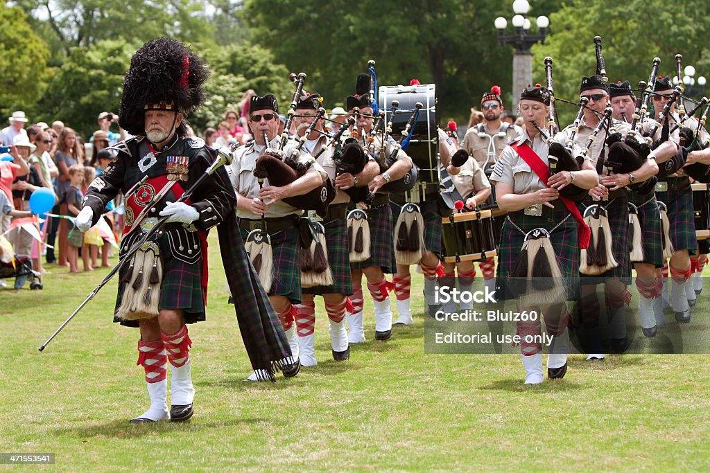 Bagpipes Band Marches i odgrywa w wiosenny festiwal - Zbiór zdjęć royalty-free (Ceremonia)