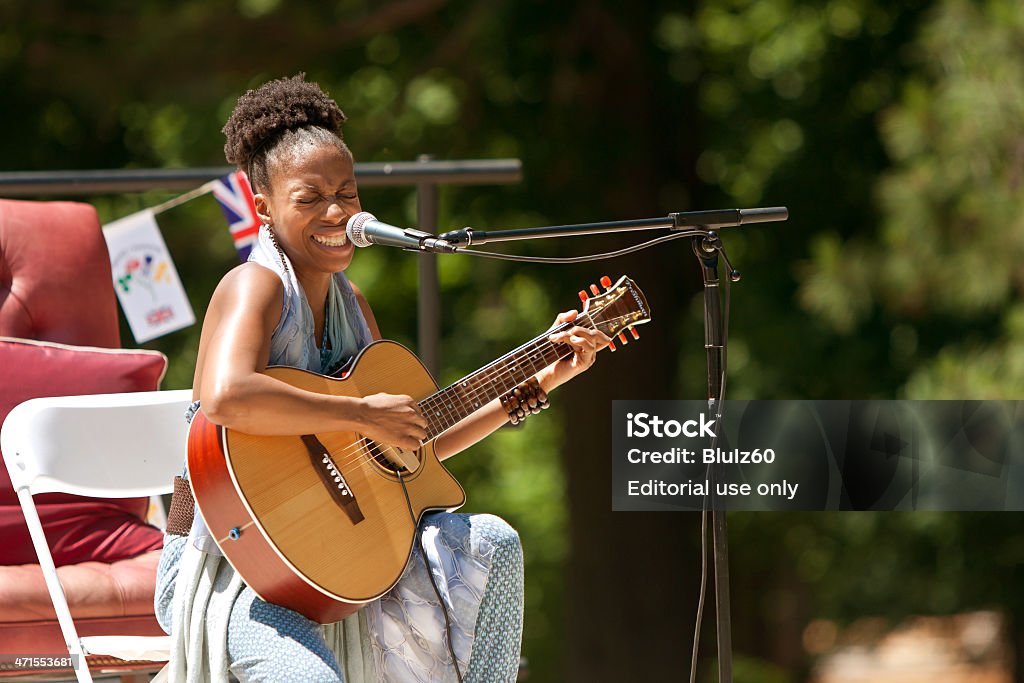 Cantante femenina toca la guitarra y cantamos en Festival - Foto de stock de Actuación - Espectáculo libre de derechos