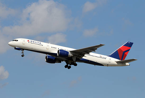 Delta Airlines Boeing 757 passenger jet Atlanta, USA - January 11, 2009: Delta Airlines Boeing 757 passenger jet departs from Atlanta. Delta is the major carrier of the metro Atlanta area boeing 757 stock pictures, royalty-free photos & images