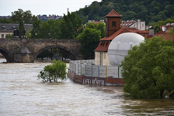 praga inundações - europe bridge editorial eastern europe imagens e fotografias de stock