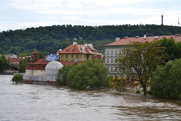 praga inundações - europe bridge editorial eastern europe imagens e fotografias de stock