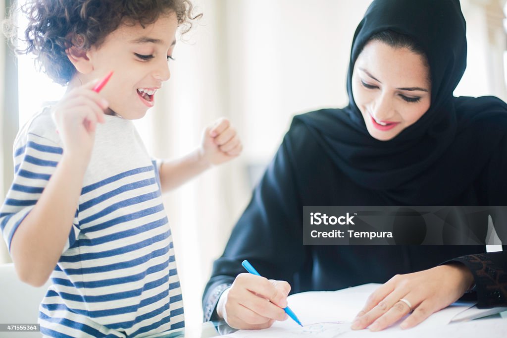 Middle eastern Mutter hilft ihr Kind bei den Hausaufgaben. - Lizenzfrei Arabien Stock-Foto