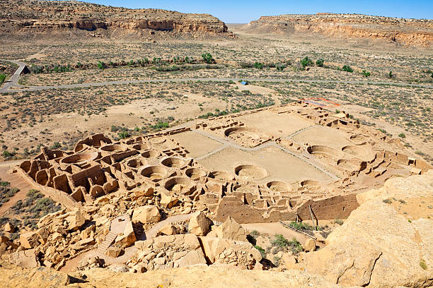 Pueblo Bonito Ruins - Chaco Culture National Historical Park High angle view of Pueblo Bonito Ruins in Chaco Canyon at Chaco Culture National Historical Park, New Mexico, USA. chaco culture national historic park stock pictures, royalty-free photos & images