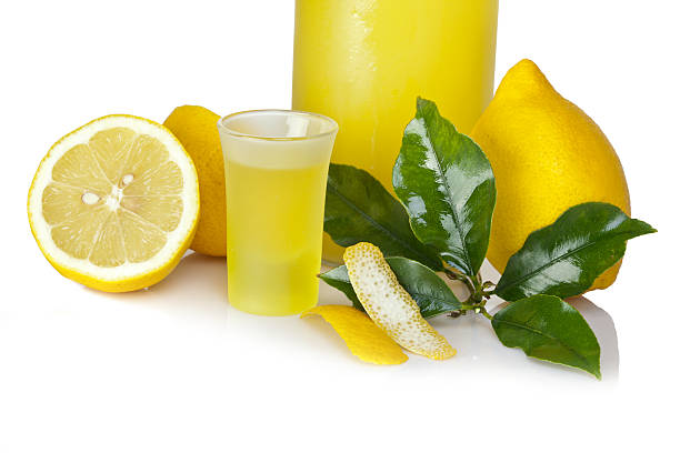 limoncello - neapolitan specialty foto e immagini stock