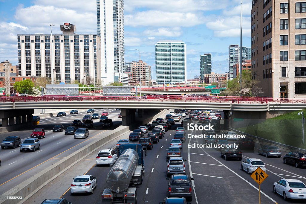 Tráfego na expressway, no centro da cidade de Chicago - Foto de stock de Arquitetura royalty-free