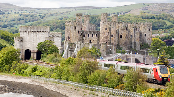 castillo de conwy la virgen tren viaja a través de la campiña de gales - conwy castle train travel people traveling fotografías e imágenes de stock